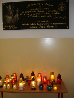 Od godzin rannych uczniowie palili znicze przed pamiątkową tablicą poświęconą Ojcu św. Janowi Pawłowi II