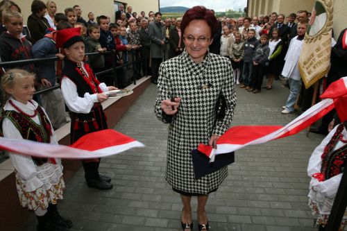 Przecięcie wstęgi przez panią Dyrektor