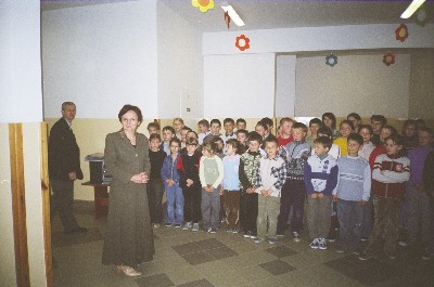 Grupa uczniów z panią dyrektor mgr Anną Martowicz oraz ks. Tadeuszem Drzymotą