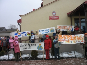 Uczniowie klas IV-VI z własnoręcznie wykonanymi transparentami: Ziemia to nasz dom!, Nie wypalaj traw, bo giną nasze dzieci, Ratujmy nasze środowisko, Segreguj śmieci